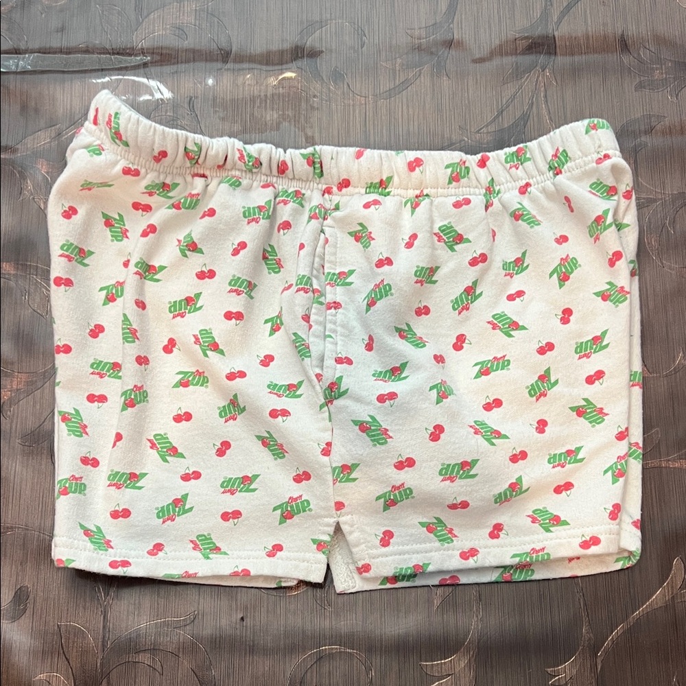 XL 7-up Cherry Print White Shorts with pockets